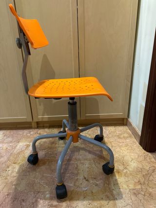 Silla juvenil de escritorio con ruedas.