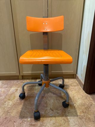 Silla juvenil de escritorio con ruedas.