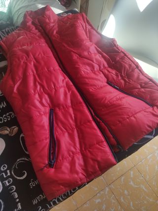 Chaqueta roja sin mangas