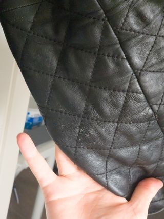 Chaqueta de cuero acolchada negra