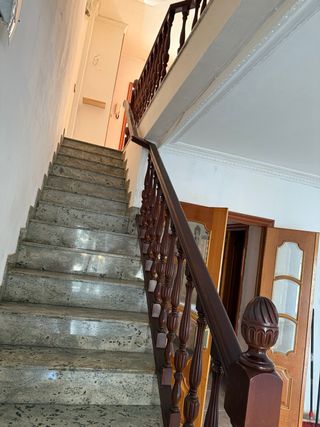 Barandillas de madera oscura para escaleras