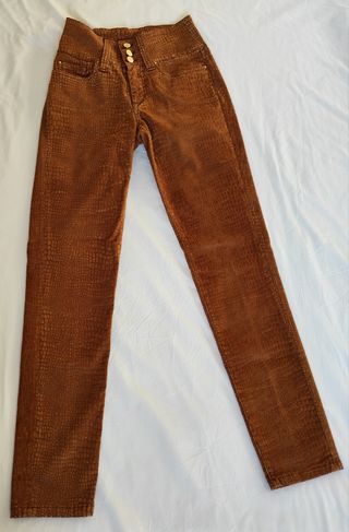 Pantalones marrones efecto piel mujer
