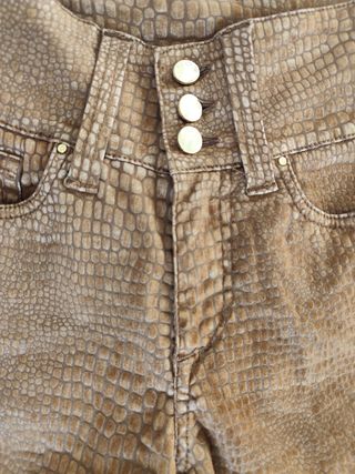 Pantalones marrones efecto piel mujer