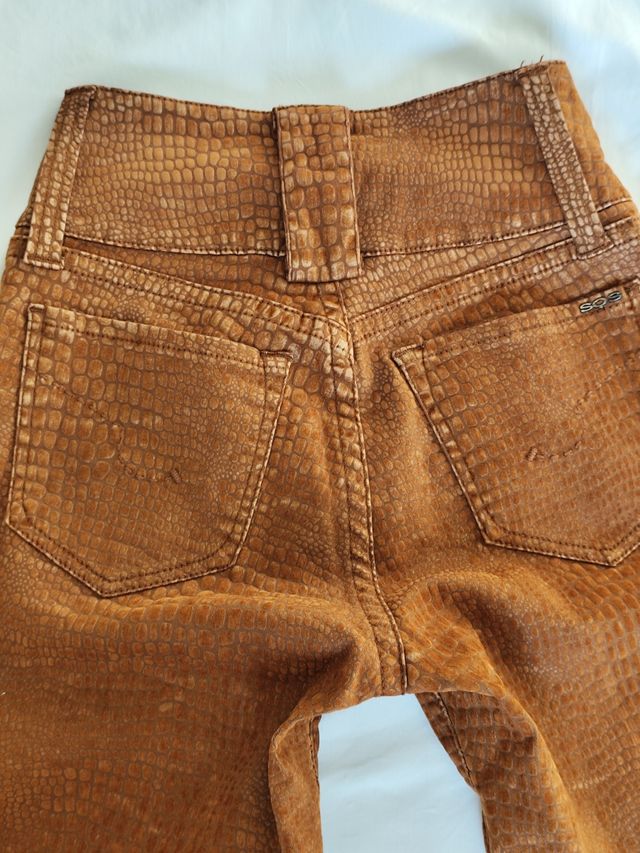 Pantalones marrones efecto piel mujer