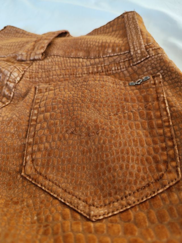 Pantalones marrones efecto piel mujer