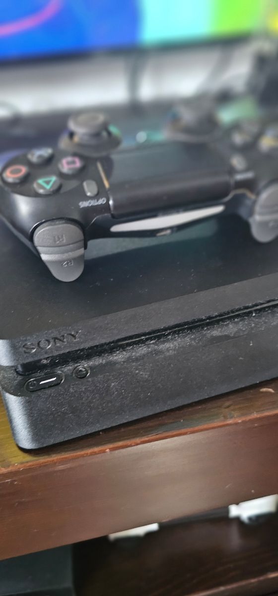 Play 4 + 1 mando y 4 juegos y cargador