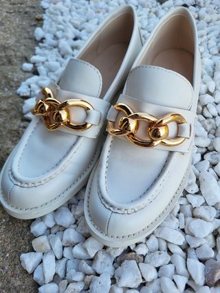 Zapatos Uterqüe blancos con cadena dorada