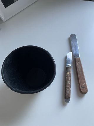 Tazón, cuchillo y espátula de escayola prótesis 