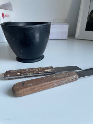 Tazón, cuchillo y espátula de escayola prótesis 