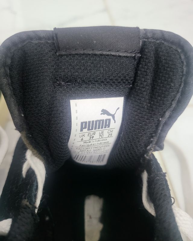 Zapatillas Puma Negras y Plateadas