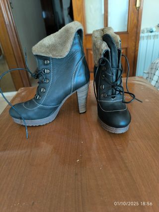 Botines de tacón negros con cordones