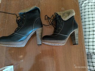 Botines de tacón negros con cordones