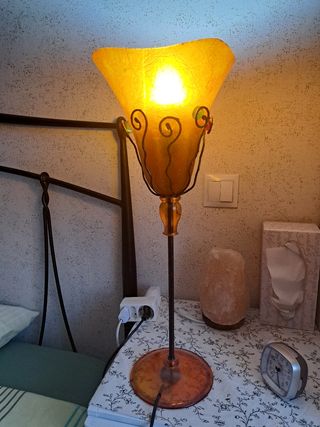 Lámpara de mesa en cristal y hierro