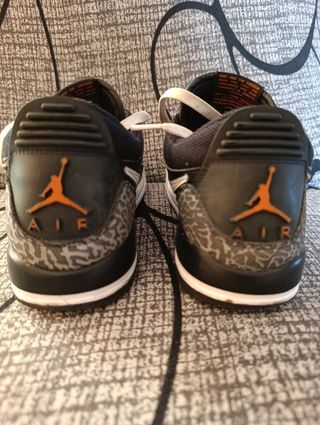 Zapatillas Jordan Air Negras y Naranjas