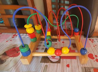Juego de mesa de madera con cuentas