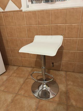 Silla de barra blanca y plateada