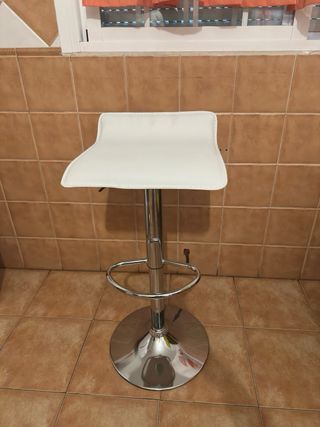 Silla de barra blanca y plateada