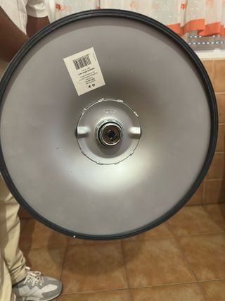 Silla de barra blanca y plateada