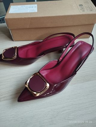 Zapatos de tacón morados y dorados