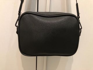 Borsello nero con tracolla e tasche 