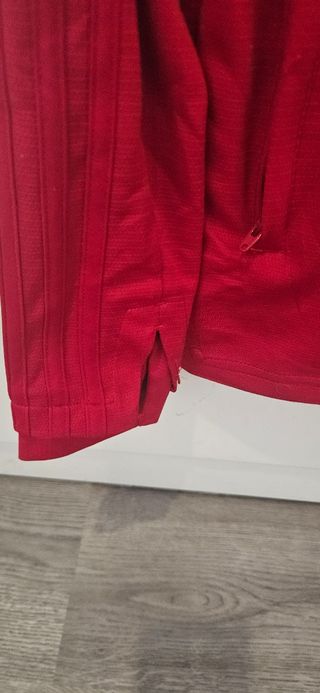 Chaqueta deportiva Adidas roja