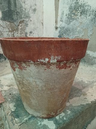 Macetero de barro antiguo