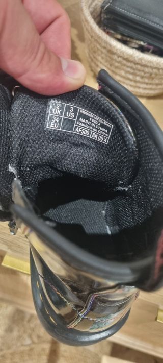 Botas Dr. Martens negras con cordones multicolor