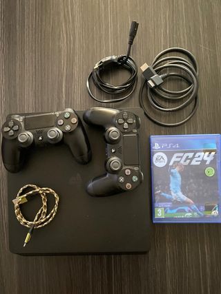 PS4 (PlayStation 4) con 2 mandos y FC24