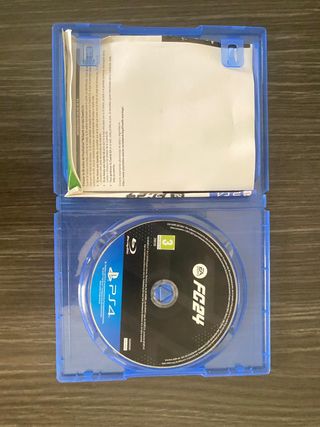 PS4 (PlayStation 4) con 2 mandos y FC24