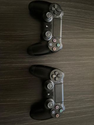 PS4 (PlayStation 4) con 2 mandos y FC24