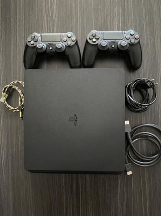 PS4 (PlayStation 4) con 2 mandos y FC24