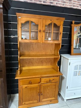 Mueble de madera con vitrina