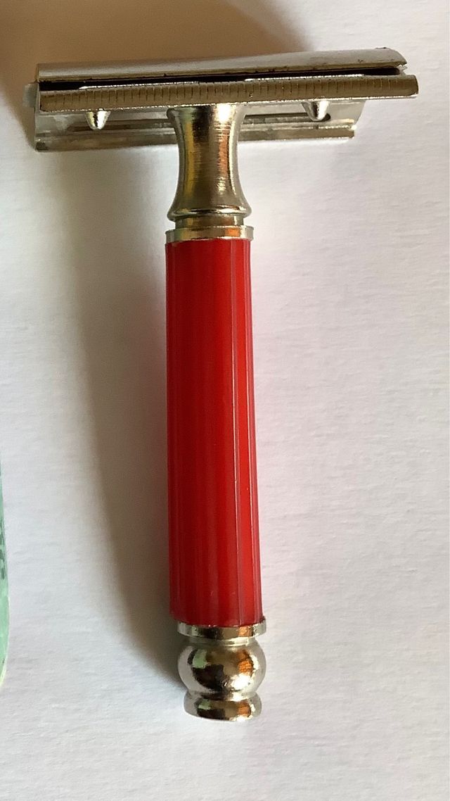 Maquinilla de afeitar clásica roja y plateada