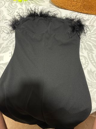 Vestido negro con plumas
