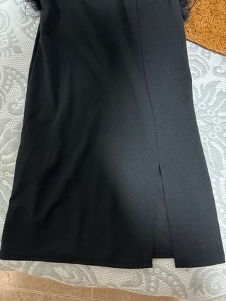 Vestido negro con plumas