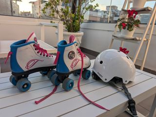 Patines infantiles blancos y azules
Casco

