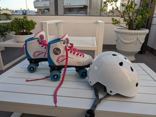 Patines infantiles blancos y azules
Casco
