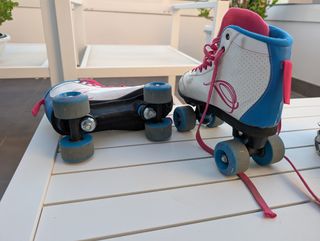 Patines infantiles blancos y azules
Casco
