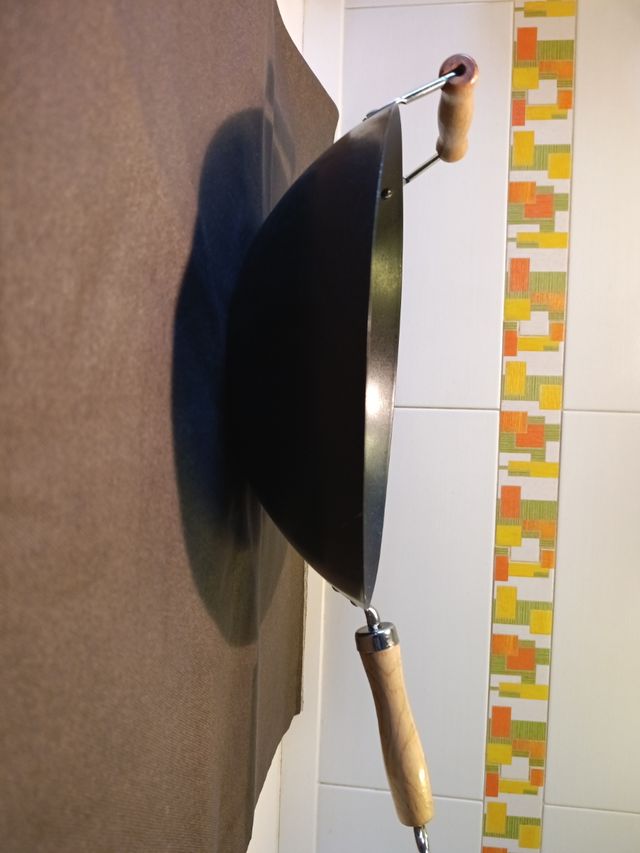Wok de metal con mangos de madera