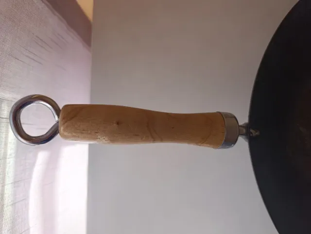 Wok de metal con mangos de madera