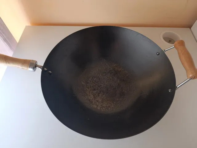 Wok de metal con mangos de madera