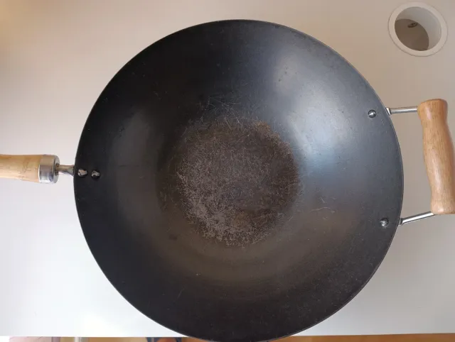 Wok de metal con mangos de madera