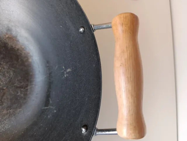 Wok de metal con mangos de madera