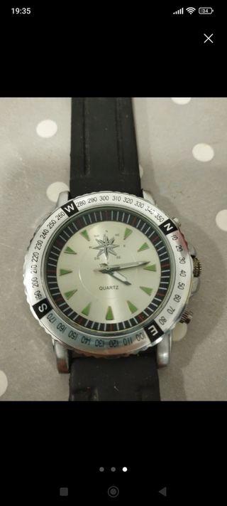 Reloj de pulsera con brújula