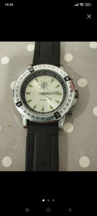 Reloj de pulsera con brújula
