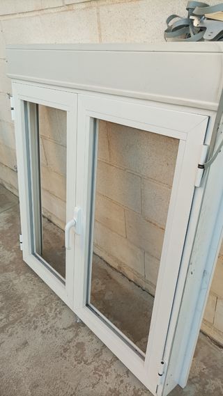 Ventana abatible de Aluminio Blanca, con persiana 