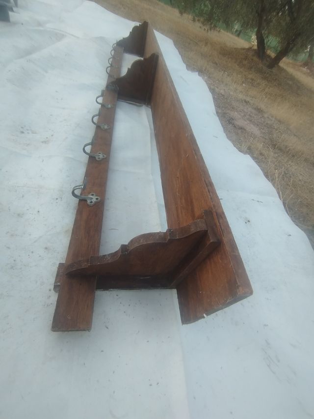 Perchero antiguo de madera y metal