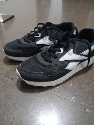 Zapatillas Reebok Negras y Blancas