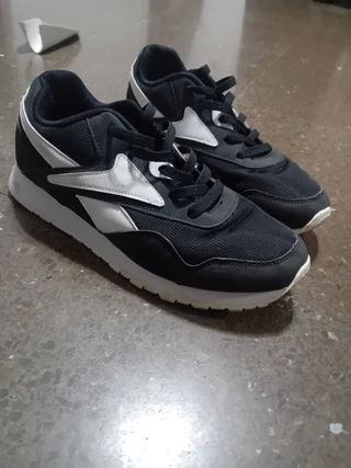 Zapatillas Reebok Negras y Blancas