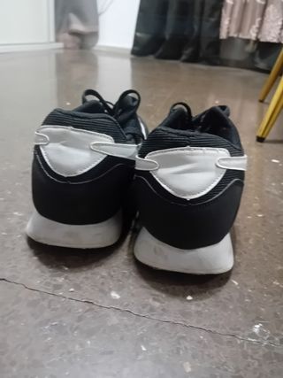 Zapatillas Reebok Negras y Blancas